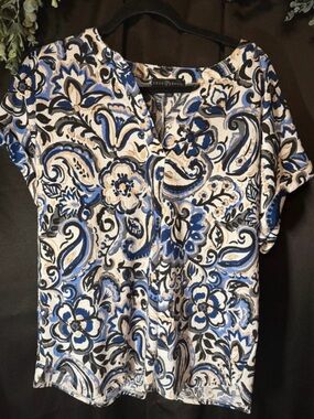 FRED DAVID Blue & White Floral Paisley Short Sleeve Top